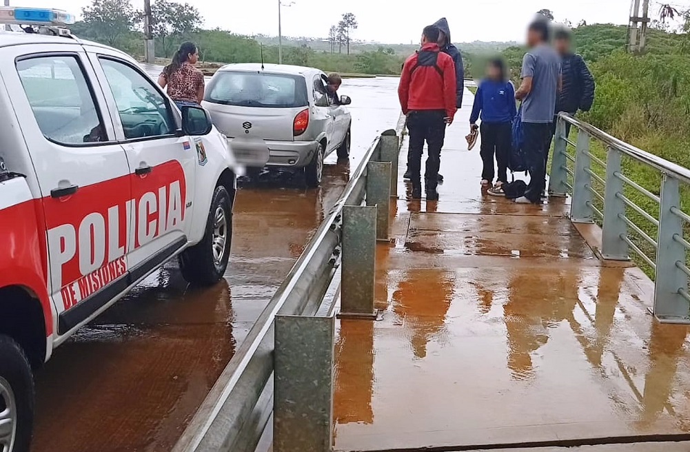 Rescataron a dos adolescentes que habían sido arrastrados por un arroyo en Itaembé Guazú