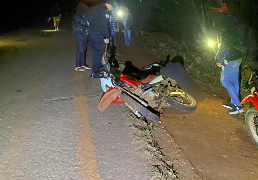 Dos Arroyos: joven motociclista resultó herido tras chocar con un cartel vial