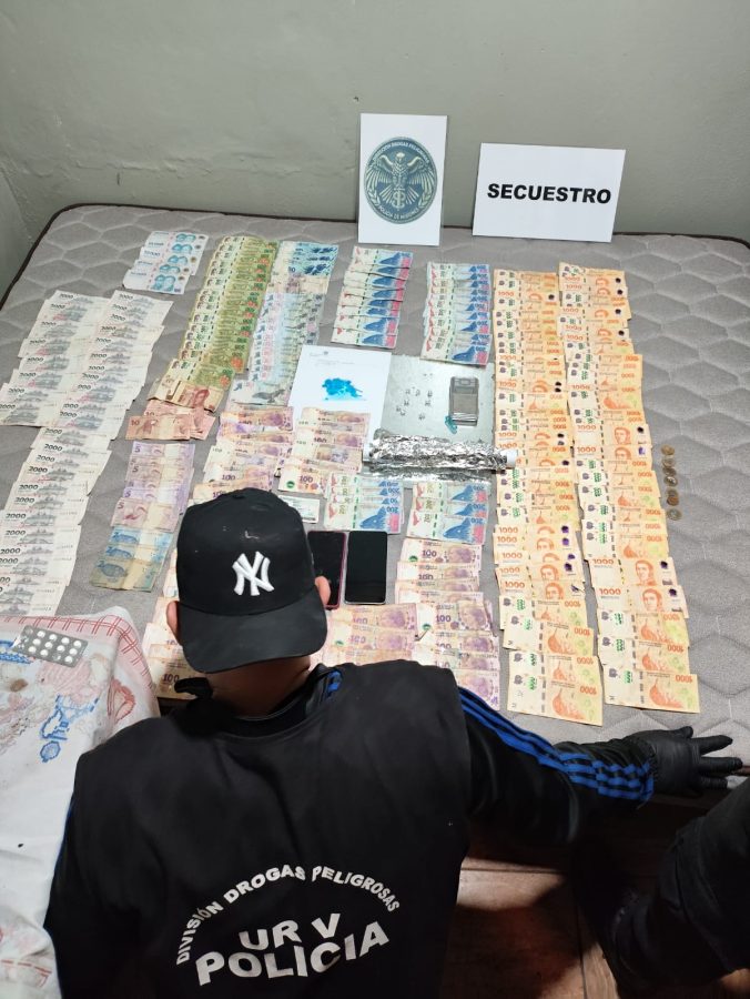 Desbaratan narcokiosco en Iguazú: detenidos, droga y dinero secuestrado 1 2 - narcokiosko iguazu 1 - 1