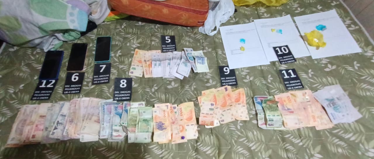 Golpe al narcomenudeo en Oberá: cocaína, marihuana y seis motos incautadas 2 4 - obera detenidos 3 - 3