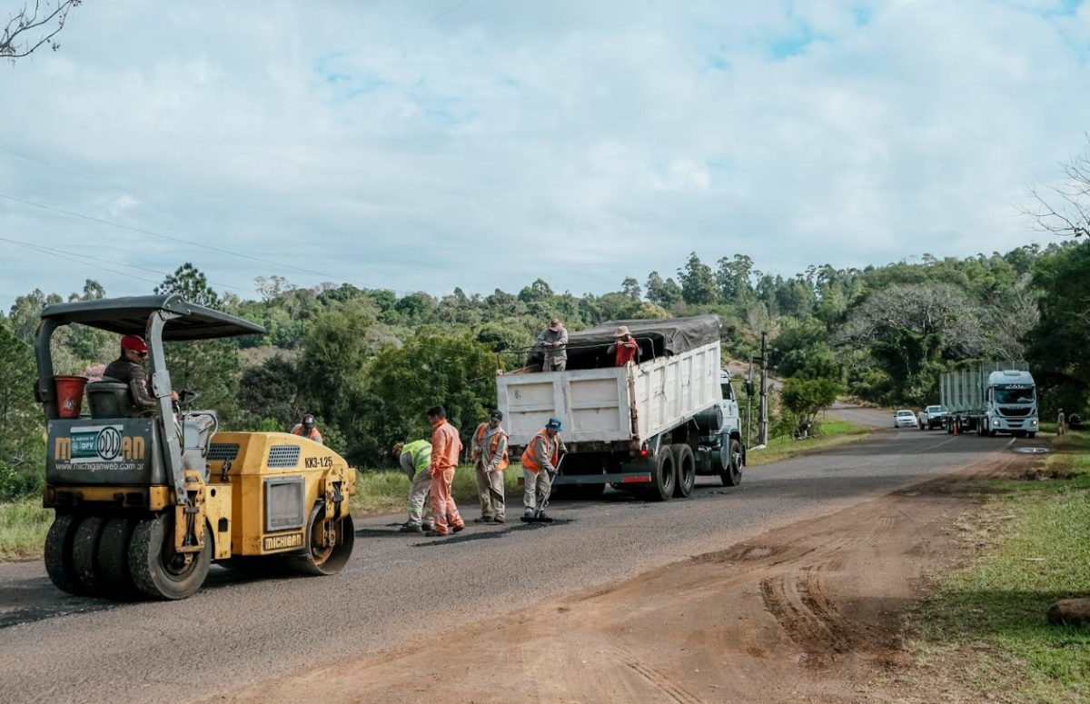 Vialidad Misiones realiza tareas de mantenimiento en la ruta provincial 4 entre San Javier y Alem