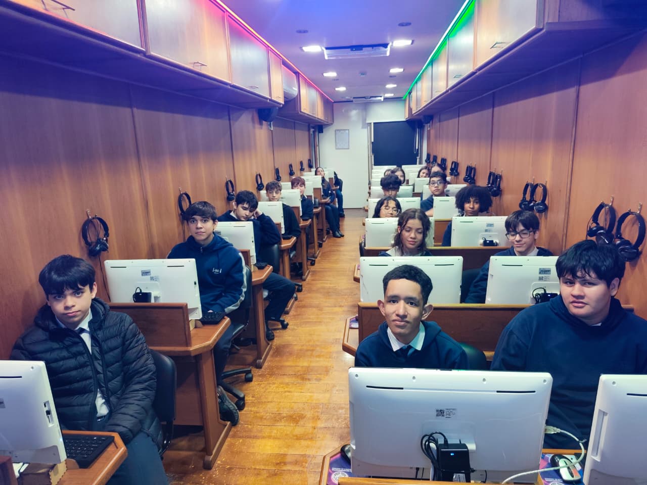 Estudiantes recorrieron la Legislatura misionera y participaron de actividades tecnológicas y recreativas 2 4 - 1 6 - 3