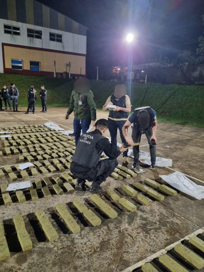 Alba Posse: secuestran más de 300 kilos de marihuana en una camioneta robada 1 2 - Alba Posse secuestran mas de 300 kilos de marihuana en una camioneta robada 1 - 1
