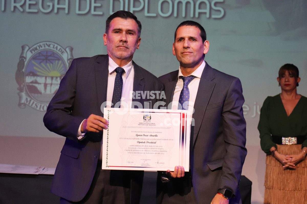 Funcionarios electos recibieron diplomas en el acto de proclamación provincial y municipal 15 30 - Funcionarios electos recibieron diplomas en el acto oficial de proclamacion provincial y municipal 14 - 29