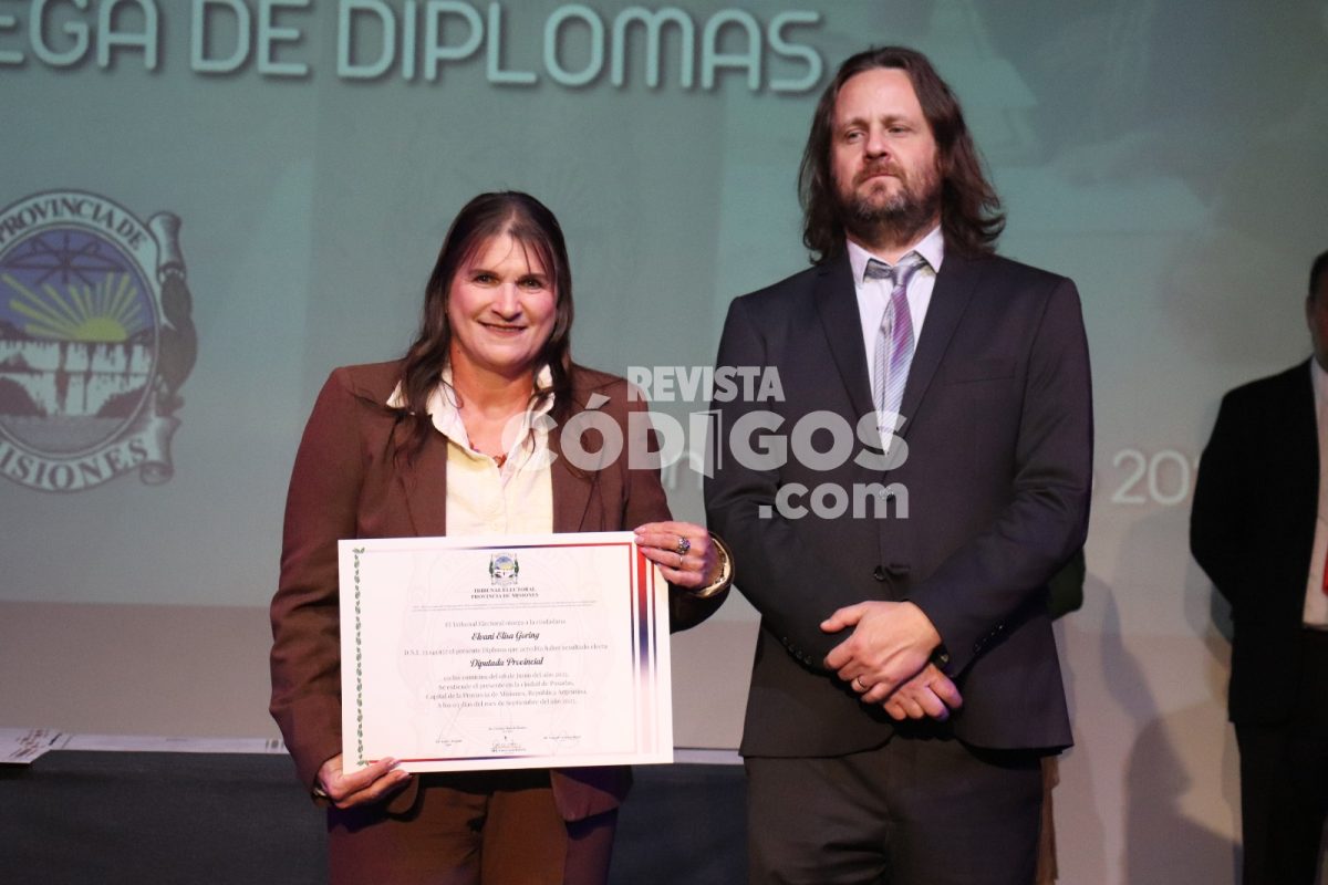 Funcionarios electos recibieron diplomas en el acto de proclamación provincial y municipal 24 48 - Funcionarios electos recibieron diplomas en el acto oficial de proclamacion provincial y municipal 18 - 47