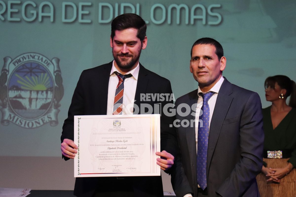 Funcionarios electos recibieron diplomas en el acto de proclamación provincial y municipal 12 24 - Funcionarios electos recibieron diplomas en el acto oficial de proclamacion provincial y municipal 19 - 23