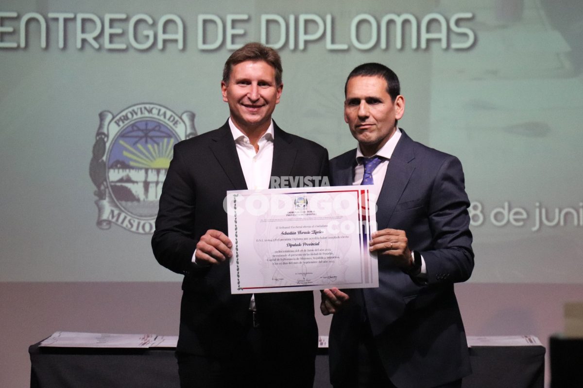 Funcionarios electos recibieron diplomas en el acto de proclamación provincial y municipal 1 2 - Funcionarios electos recibieron diplomas en el acto oficial de proclamacion provincial y municipal 2 - 1