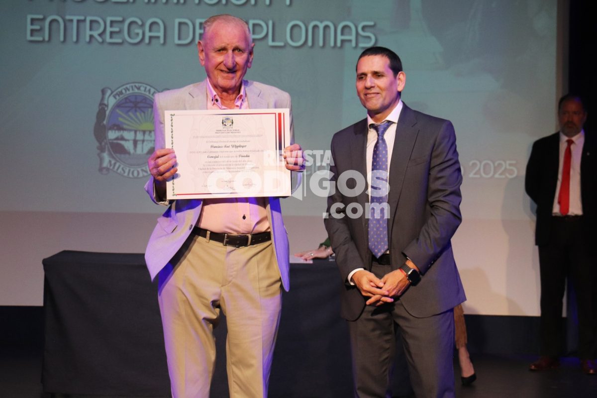 Funcionarios electos recibieron diplomas en el acto de proclamación provincial y municipal 25 50 - Funcionarios electos recibieron diplomas en el acto oficial de proclamacion provincial y municipal 22 - 49
