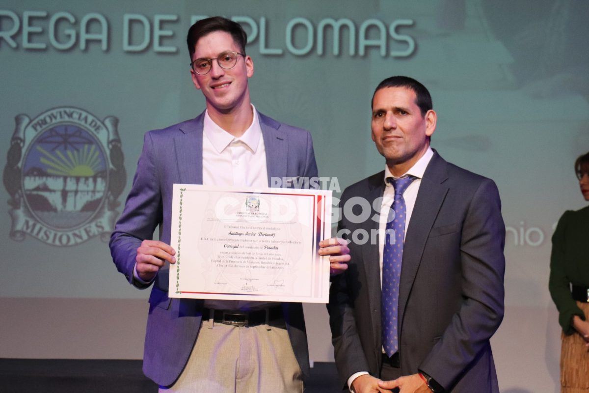 Funcionarios electos recibieron diplomas en el acto de proclamación provincial y municipal 14 28 - Funcionarios electos recibieron diplomas en el acto oficial de proclamacion provincial y municipal 25 - 27