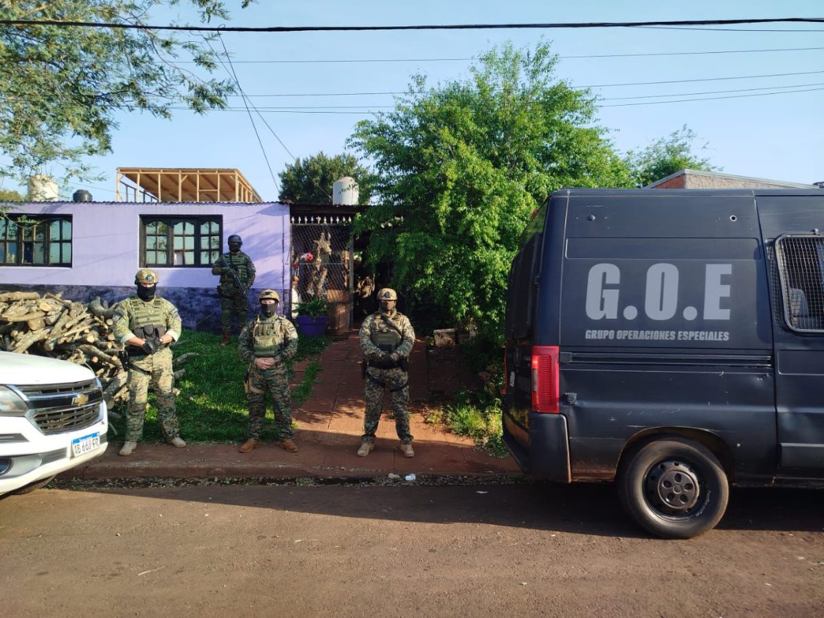 Hallaron un mortero militar en un allanamiento en Posadas: dos detenidos y arsenal incautado 1 2 - Hallaron un mortero militar en un allanamiento en Posadas dos detenidos y arsenal incautado 3 - 1