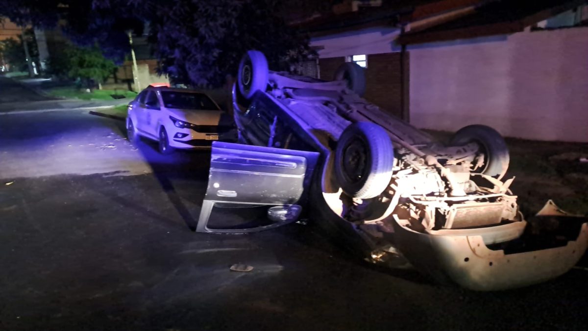 Conductor fue hospitalizado tras despistar y volcar en Posadas