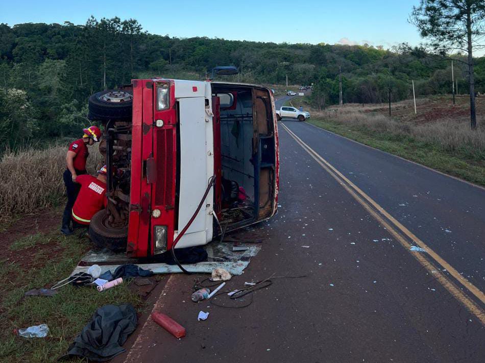 Colectivo despistó y volcó en Campo Ramón: hay varios heridos