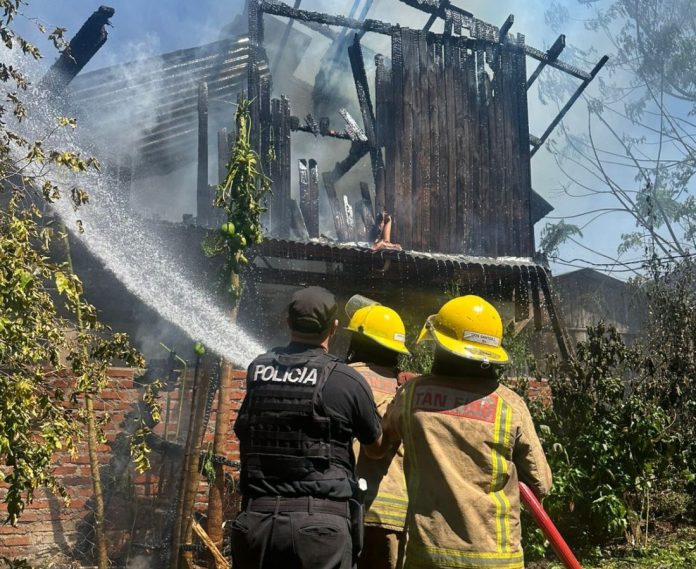 Incendio de una vivienda en El Soberbio: dejó solo daños materiales