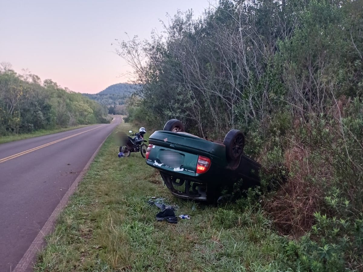 Investigan el despiste y vuelco de un auto hallado sin sus ocupantes en la ruta provincial N° 5 1 2 - Investigan el despiste y vuelco de un auto hallado sin sus ocupantes en la ruta provincial N° 5 2 - 1