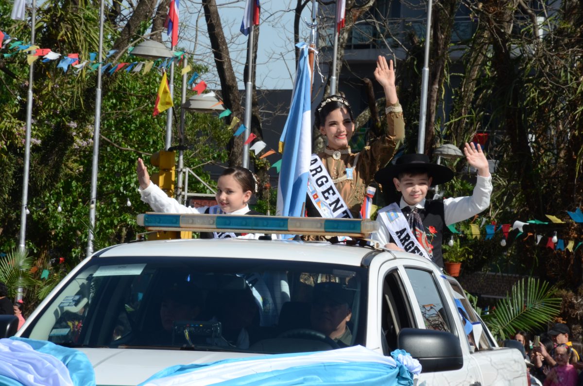Oberá celebró el Desfile de la Fiesta Nacional del Inmigrante 2024 con récord de público