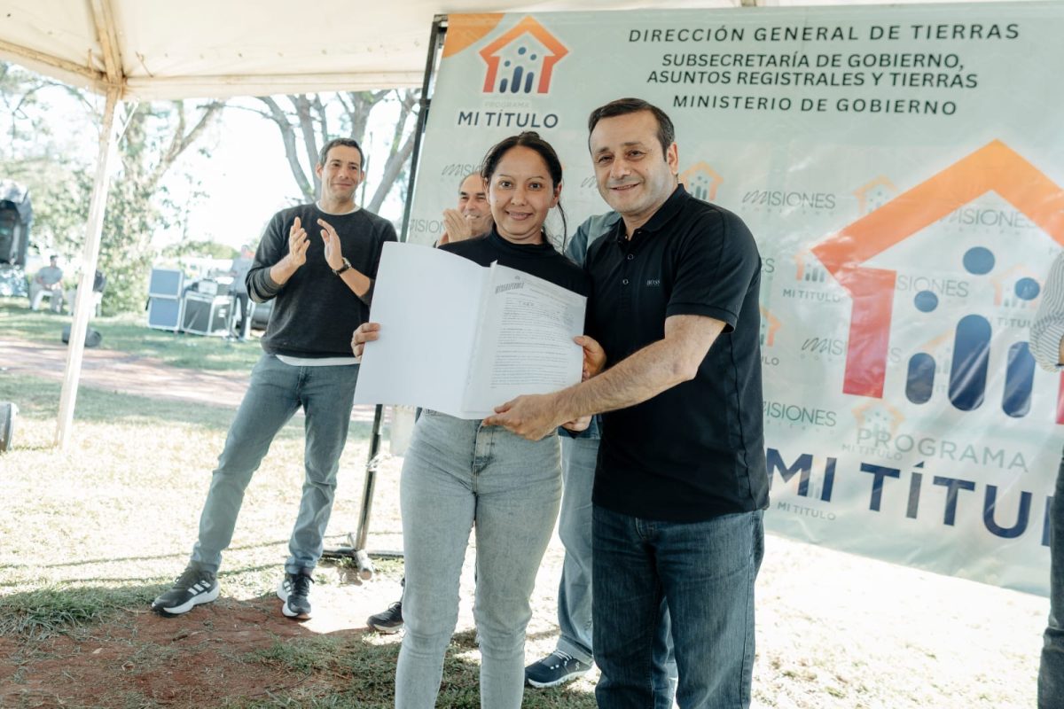 Passalacqua y Herrera Ahuad entregaron 71 permisos de ocupacion en Posadas 3 - 1