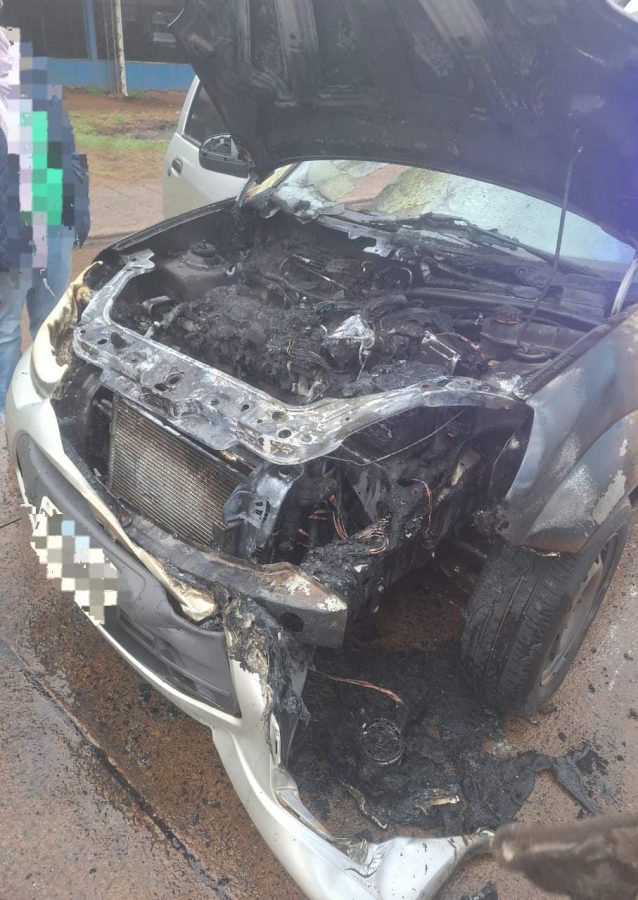Un auto se incendió esta mañana en plena avenida de Posadas 1 2 - Un auto se incendio esta manana en plena avenida de Posadas 1 - 1