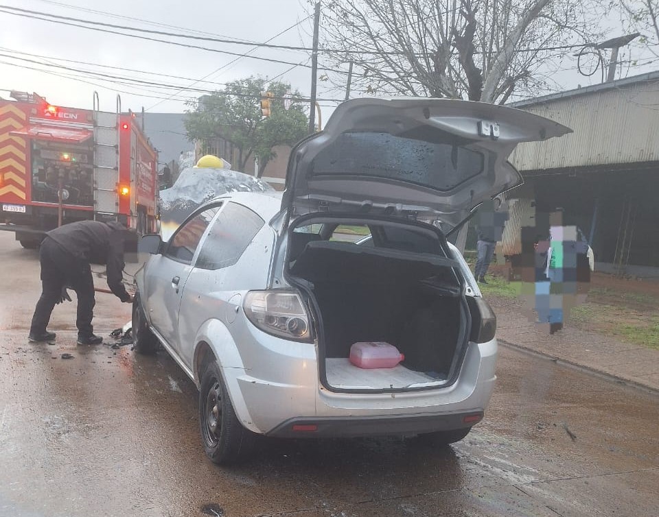 Un auto se incendió esta mañana en plena avenida de Posadas