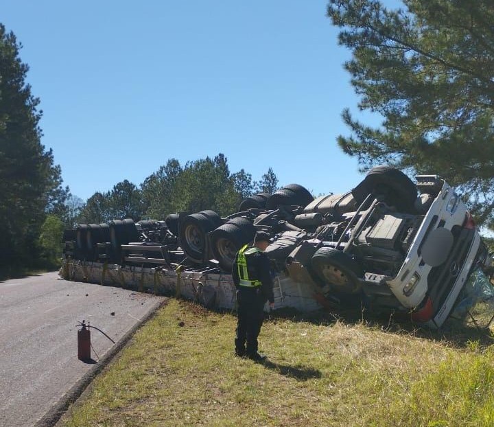 Un conductor salió ileso tras despistar con su camión en Dos de Mayo