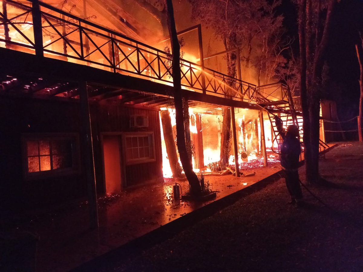 Mojón Grande: complejo turístico fue arrasado por un incendio