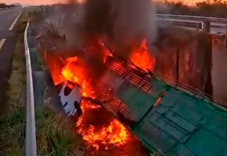 Corrientes: un camión cayó de un puente, se incendió y falleció el conductor
