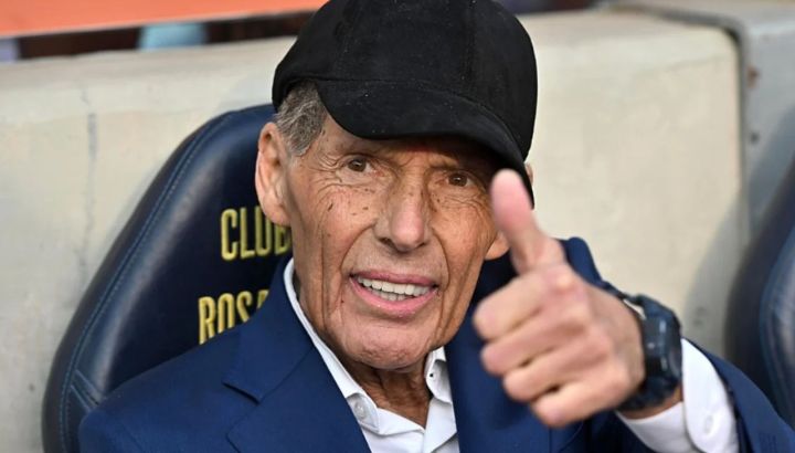 El entrenador de Boca, Miguel Ángel Russo, fue dado de alta y ya se encuentra en su casa luego de haber sido internado nuevamente este lunes al asistir a la clínica Fleni para realizarse los chequeos médicos correspondientes. Los profesionales detectaron que el experimentado director técnico estaba deshidratado y con algunos valores altos de bilirrubina, situación que motivó que quedara en observación durante el día. Tras recibir medicación e hidratación por medio de suero, el estado de deshidratación fue corregido y Russo pudo regresar a su domicilio en horas de la tarde. Allí será visitado por el médico de Boca, quien evaluará su evolución y determinará, junto al propio entrenador, si conviene que esté presente en la práctica del plantel. La idea es que este martes el entrenador vuelva a realizarse estudios para confirmar que los valores se encuentran en parámetros normales. En caso de que los resultados sean satisfactorios, Russo planea asistir por la tarde al entrenamiento de Boca, que el lunes tuvo jornada libre tras el empate 2-2 frente a Central Córdoba. Cabe recordar que el pasado 2 de septiembre, luego de la victoria 2-0 sobre Aldosivi en La Bombonera, el ex Rosario Central había acudido al mismo sanatorio para realizarse controles de rutina. En aquella ocasión se le detectó una infección urinaria y permaneció internado tres días por precaución, hasta recibir el alta el viernes 5. La situación actual, aunque nuevamente obligó a su hospitalización, parece estar bajo control y desde el cuerpo médico de Boca transmiten tranquilidad. Todo indica que Russo podría retomar su actividad habitual en las próximas horas, siempre y cuando los estudios de este martes confirmen su evolución favorable.