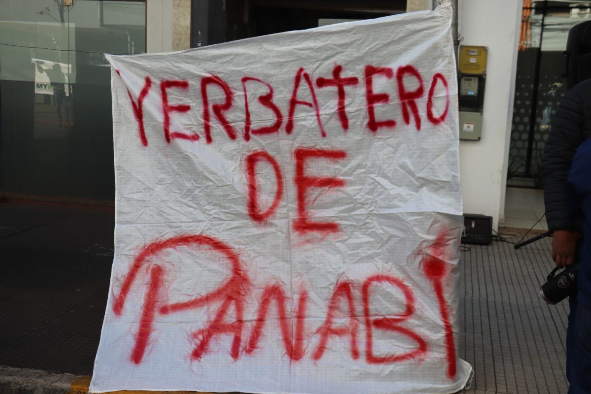 Yerbateros realizaron abrazo simbólico al Inym y exigen a Nación la designación de un presidente 2 4 - protesta inym 2 1 - 3
