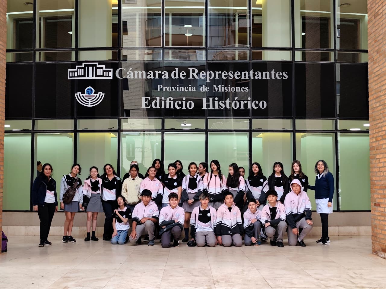 Alumnos de la Escuela Nº444 recorrieron la Legislatura y conocieron el trabajo parlamentario