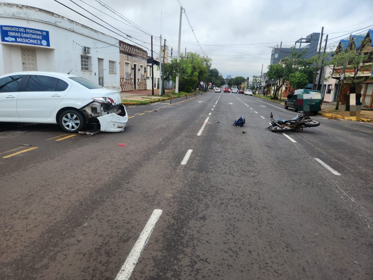 Joven resultó lesionado tras choque entre un auto y una moto en Posadas