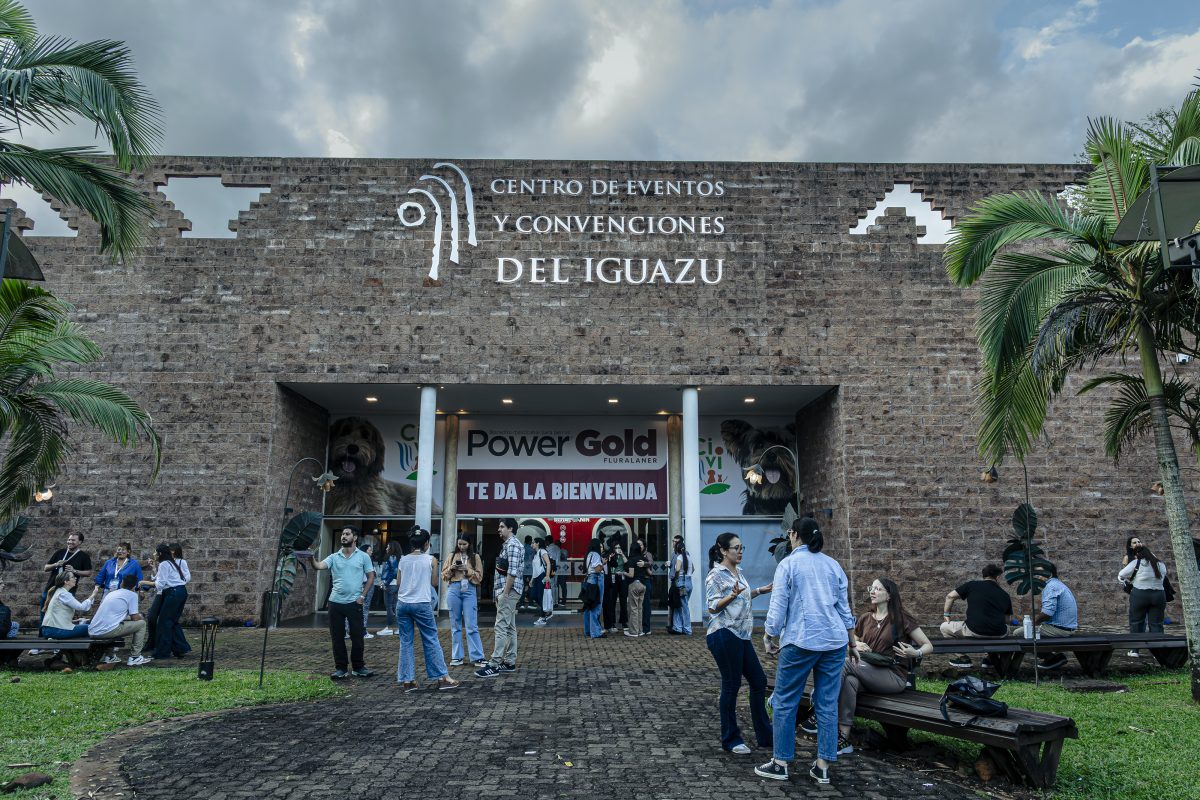 El Congreso Internacional Veterinario del Iguazú tuvo la participación de más de 500 profesionales y se afianza en la región 1 2 - @jorgebidegain 0296 - 1