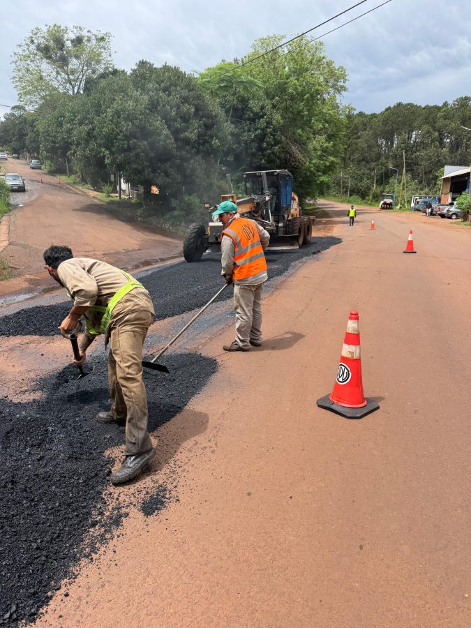 Vialidad provincial ejecuta mejoras al asfalto en zona urbana de Puerto Piray 1 2 - DPV BACHEO PIRAY - 1