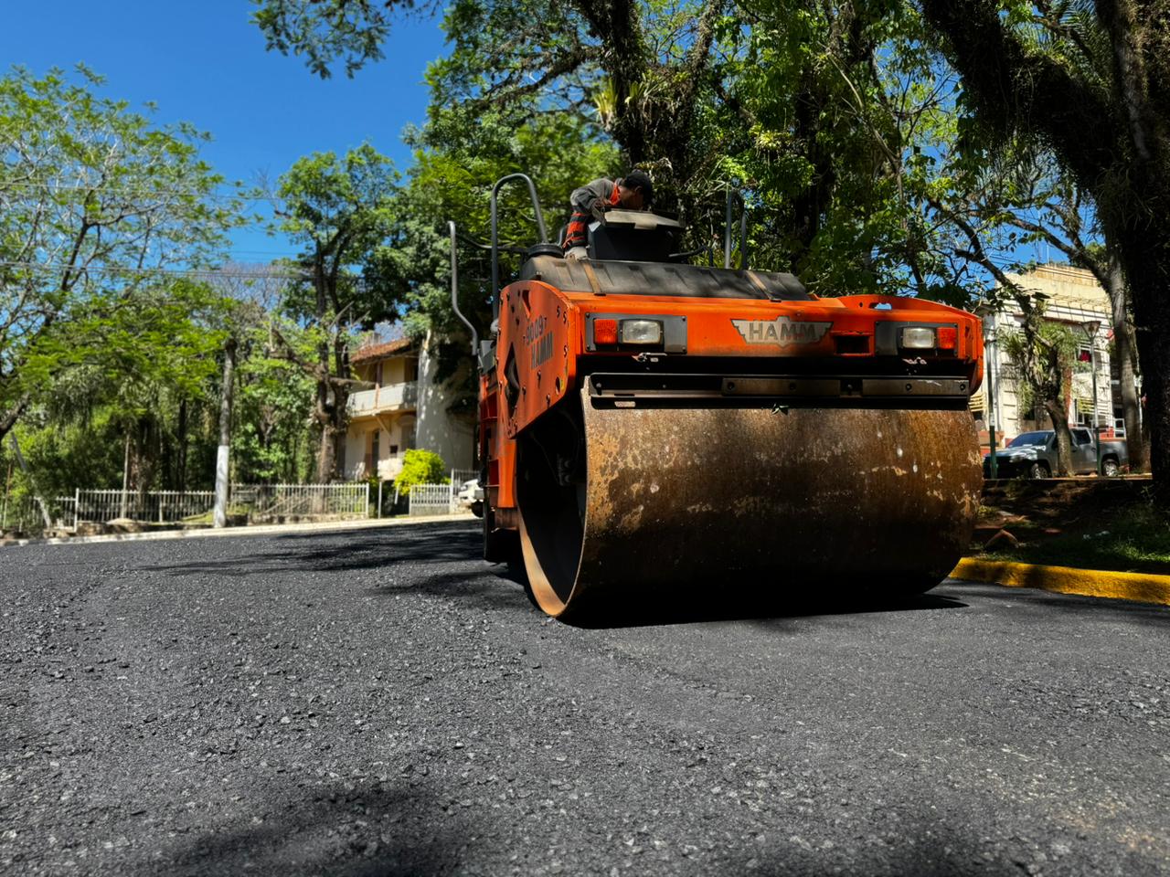 Vialidad provincial mejora y asfalta calles del centro histórico de Puerto Iguazú 1 2 - DPV PTO IGUAZU 1025 1 - 1
