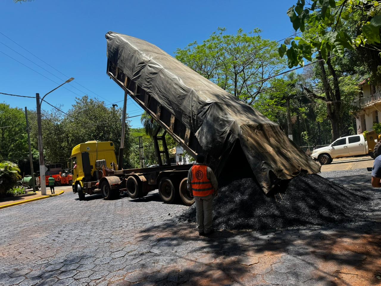 Vialidad provincial mejora y asfalta calles del centro histórico de Puerto Iguazú 2 4 - DPV PTO IGUAZU 1025 2 - 3