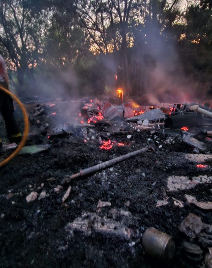 Dos viviendas fueron consumidas por un incendio en Gobernador Roca 2 - 3
