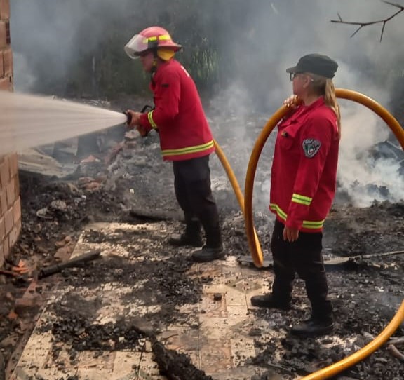 Dos viviendas fueron consumidas por un incendio en Gobernador Roca 3 - 1