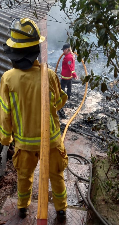 Dos viviendas fueron consumidas por un incendio en Gobernador Roca 4 - 5