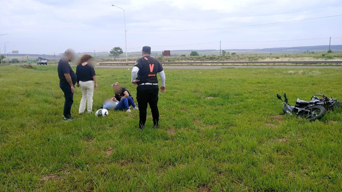 Hospitalizaron a una motociclista tras despistar en el bypass de la ruta 12 (1)