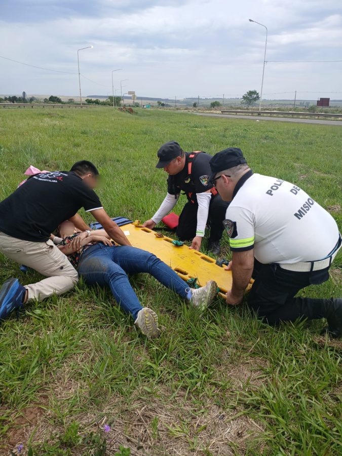 Hospitalizaron a una motociclista tras despistar en el bypass de la ruta 12 2 4 - Hospitalizaron a una motociclista tras despistar en el bypass de la ruta 122 - 3