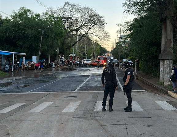Hundimiento de asfalto y anegamiento por la rotura de una caneria en Posadas 2 - 1