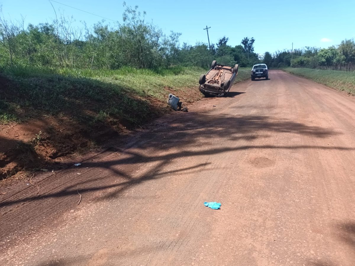 Una persona fue hospitalizada tras despiste y vuelco en Itaembé Guazú 1 2 - IMG 20251009 WA0059 - 1