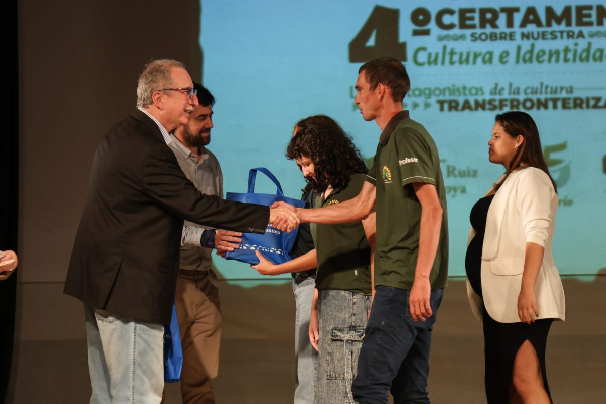 Passalacqua entregó premios a ganadores del Mbojere Cultural sobre Identidad Regional 2 4 - IMG 20251016 WA0082 - 3