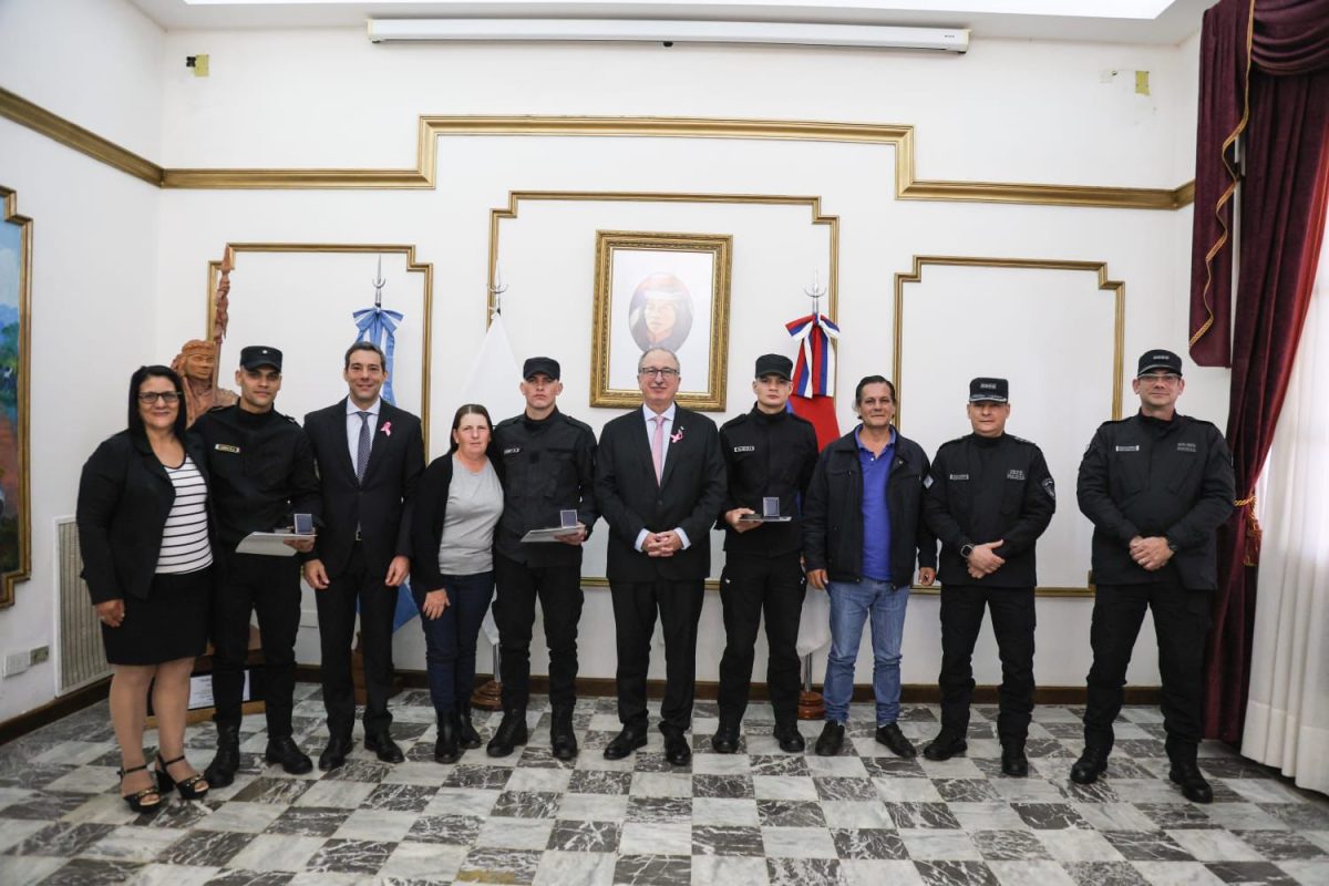 Passalacqua condecoró a los policías que auxiliaron a un bebé con maniobras de Heimlich