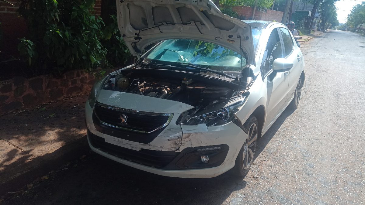 Choque entre autos en Posadas dejó como saldo dos personas heridas 1 2 - IMG 20251023 WA0115 - 1