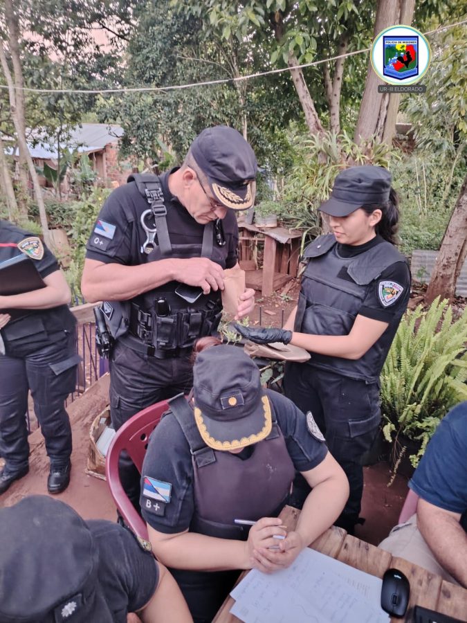 Incautaron drogas y armas en la casa de un convicto con prisión domiciliaria en Eldorado 1 2 - Incautaron drogas y armas en la casa de un convicto con prision domiciliaria en Eldorado 4 - 1