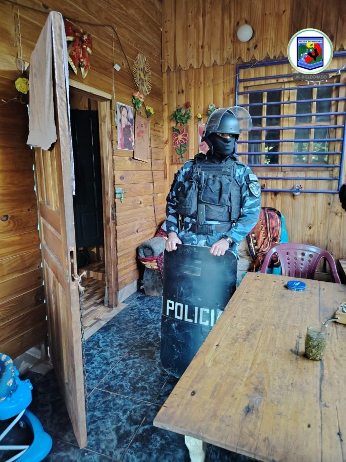 Incautaron drogas y armas en la casa de un convicto con prisión domiciliaria en Eldorado 4 8 - Incautaron drogas y armas en la casa de un convicto con prision domiciliaria en Eldorado 5 - 7