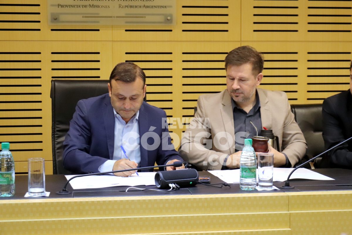 La UNaM reforzo vinculos con la Legislatura Misiones tras la firma de nuevos convenios 8 - 15
