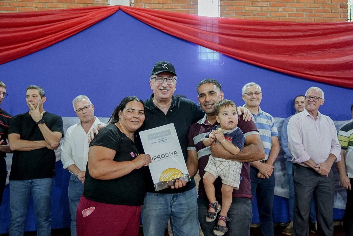 Passalacqua tras entrega de titulos de propiedad en Puerto Rico Es un acto de amor y devolucion 5 - 37
