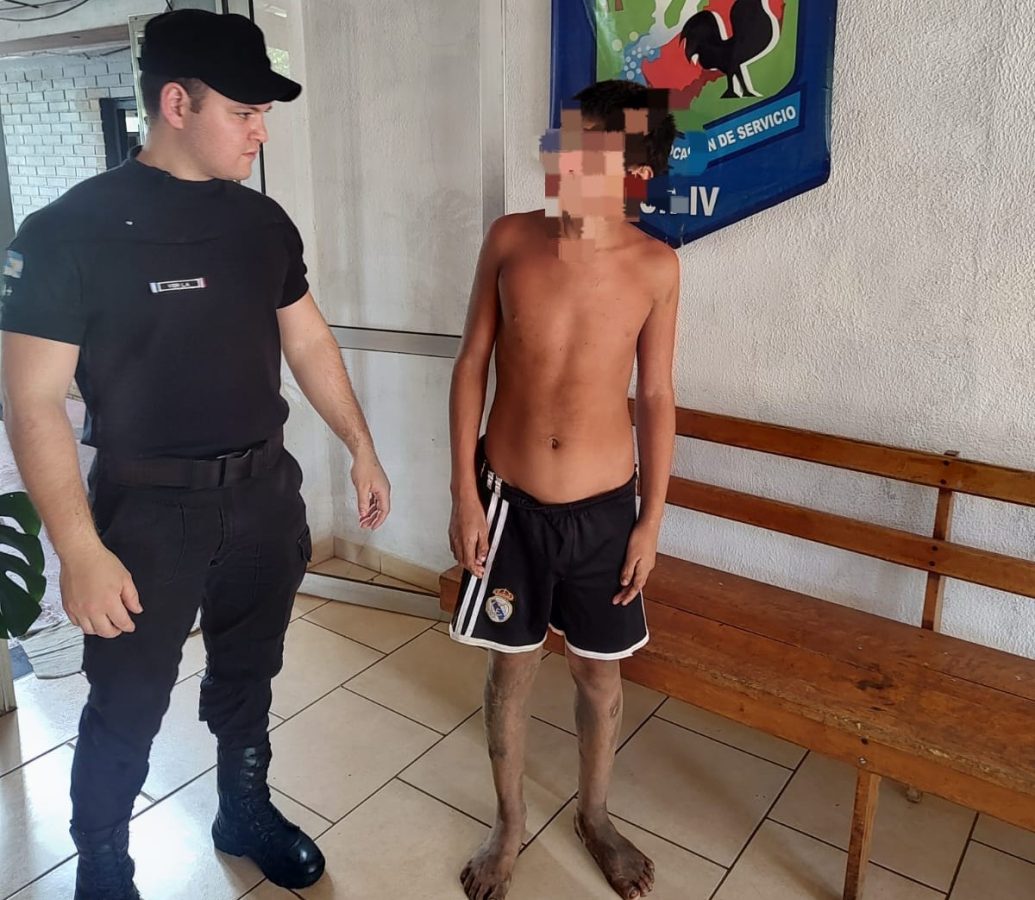 Policías de Ruiz de Montoya asistieron a un niño que se había perdido en el monte (2)