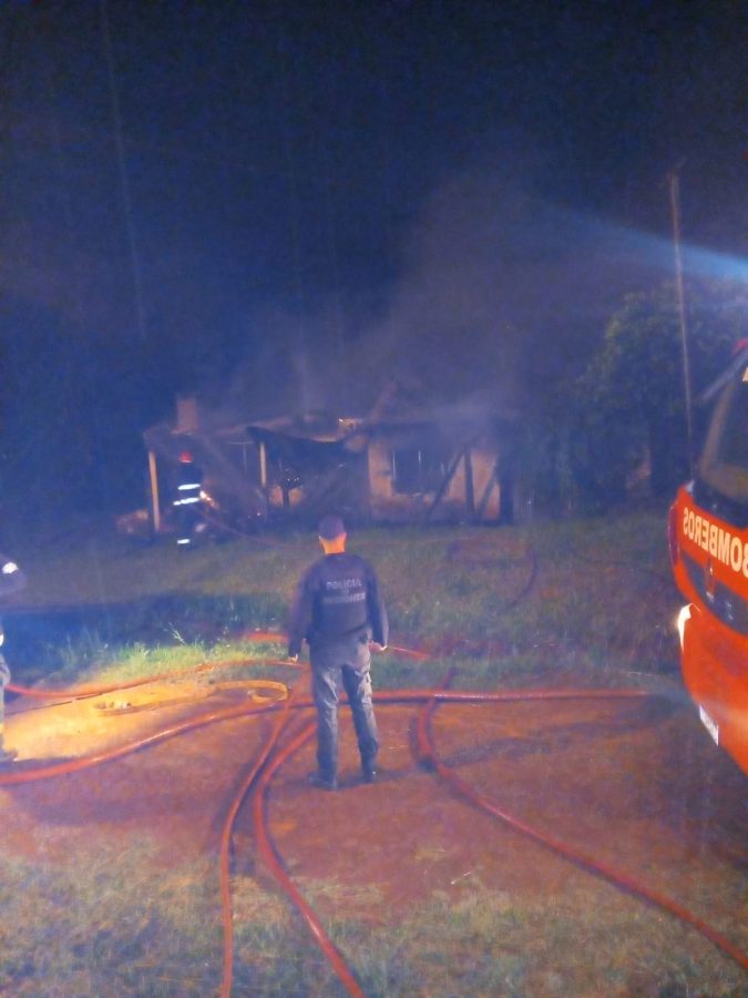 Una familia perdio su vivienda en un incendio en Dos de Mayo 1 - 1