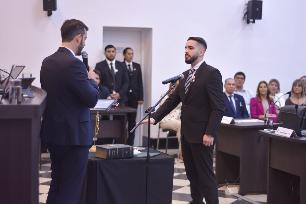 Juan Matías Paonessa asumió como nuevo Defensor del Pueblo de Posadas 1 2 - WhatsApp Image 2025 10 23 at 12.58.45 - 1